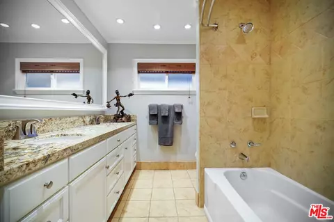 Bath - 5122 Moonstone Way, Oxnard, CA 93035 photo 4 of 5