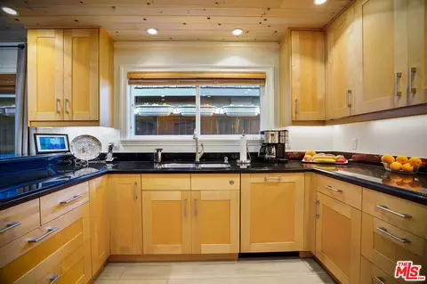 Kitchen - 5122 Moonstone Way, Oxnard, CA 93035 photo 2 of 5