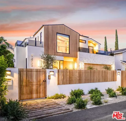 14723 Hartsook St, Sherman Oaks, CA 91403