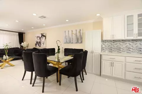 350 Burchett St #220, Glendale, CA 91203