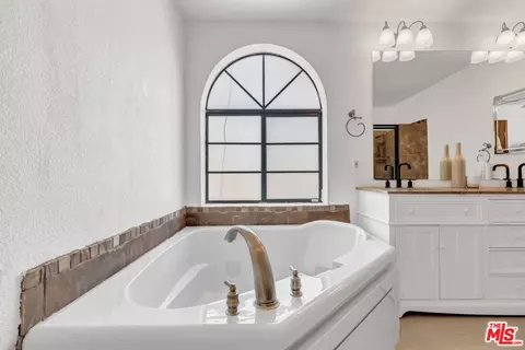 Bath - 24400 Combine Cir, Wildomar, CA 92595 photo 2 of 6