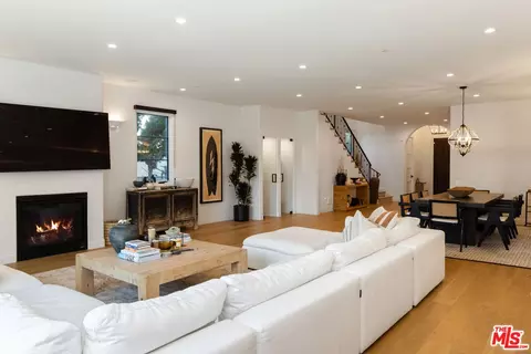 Living - 2229 Walnut Ave, Venice, CA 90291 photo 3 of 4