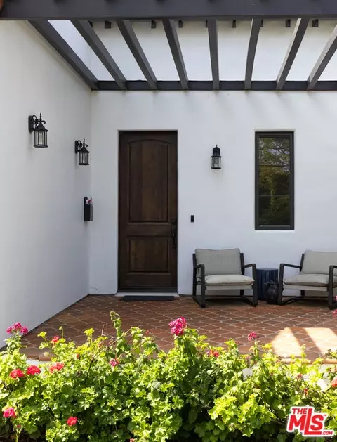 Exterior - 2229 Walnut Ave, Venice, CA 90291 photo 3 of 3