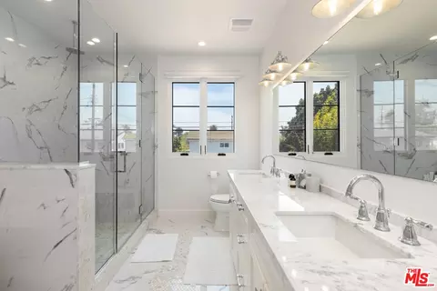 Bath - 2229 Walnut Ave, Venice, CA 90291 photo 2 of 4