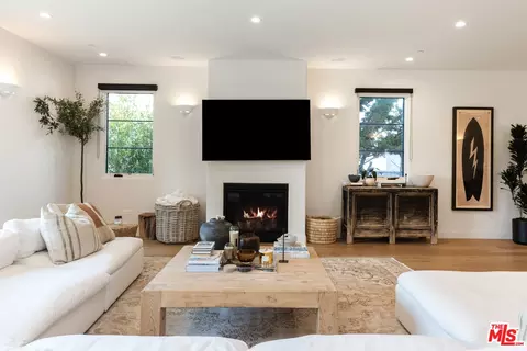 Living - 2229 Walnut Ave, Venice, CA 90291 photo 2 of 4
