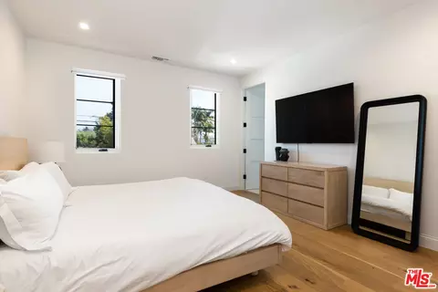 Bedroom - 2229 Walnut Ave, Venice, CA 90291 photo 2 of 3