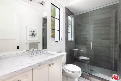 Bath - 2229 Walnut Ave, Venice, CA 90291 photo 3 of 4