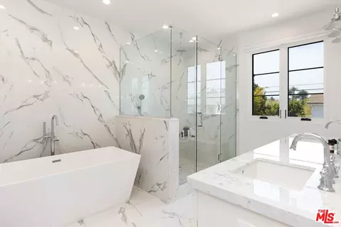 Bath - 2229 Walnut Ave, Venice, CA 90291 photo 1 of 4