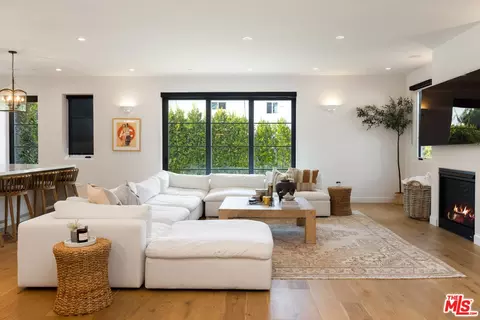 Living - 2229 Walnut Ave, Venice, CA 90291 photo 4 of 4