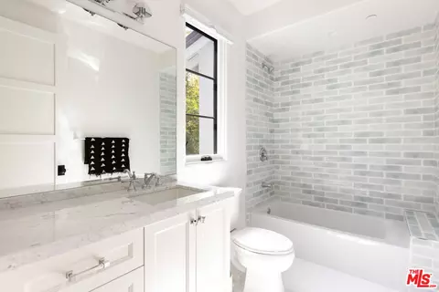 Bath - 2229 Walnut Ave, Venice, CA 90291 photo 4 of 4