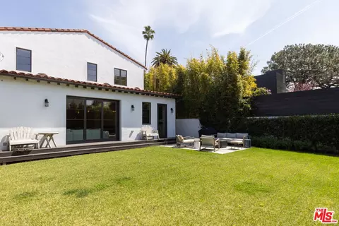 Exterior - 2229 Walnut Ave, Venice, CA 90291 photo 2 of 3