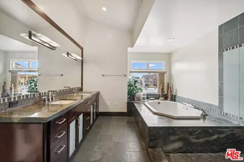 Bath - 2261 Monaco Dr, Oxnard, CA 93035 photo 2 of 4