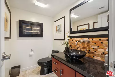 Bath - 2261 Monaco Dr, Oxnard, CA 93035 photo 4 of 4