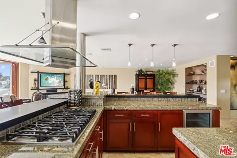 Kitchen - 2261 Monaco Dr, Oxnard, CA 93035 photo 4 of 5