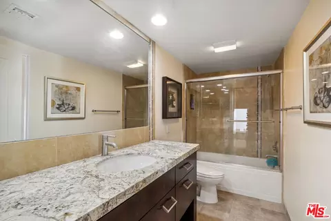 Bath - 2261 Monaco Dr, Oxnard, CA 93035 photo 3 of 4