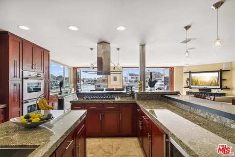 Kitchen - 2261 Monaco Dr, Oxnard, CA 93035 photo 3 of 5