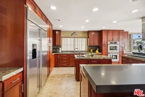 Kitchen - 2261 Monaco Dr, Oxnard, CA 93035 photo 2 of 5