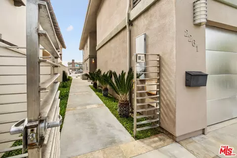 Exterior - 2261 Monaco Dr, Oxnard, CA 93035 photo 5 of 6