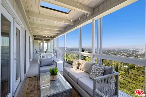 Exterior - 3252 Wrightwood Dr, Studio City, CA 91604 photo 5 of 21