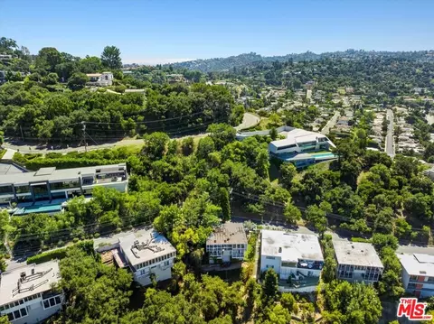 View/Area - 3252 Wrightwood Dr, Studio City, CA 91604 photo 2 of 4