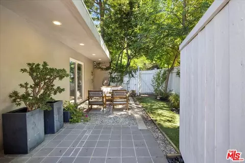 Exterior - 3252 Wrightwood Dr, Studio City, CA 91604 photo 12 of 21