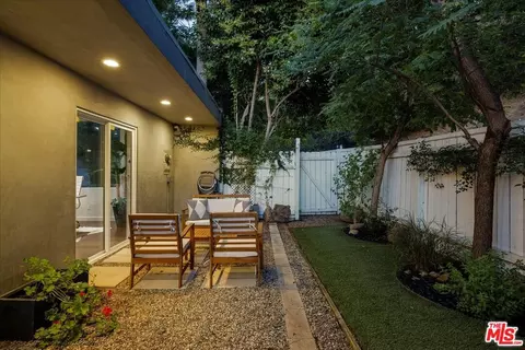 Exterior - 3252 Wrightwood Dr, Studio City, CA 91604 photo 15 of 21