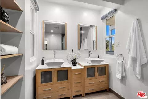 Bath - 3252 Wrightwood Dr, Studio City, CA 91604 photo 2 of 4