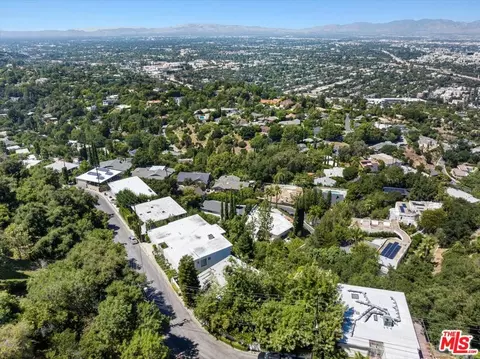View/Area - 3252 Wrightwood Dr, Studio City, CA 91604 photo 3 of 4