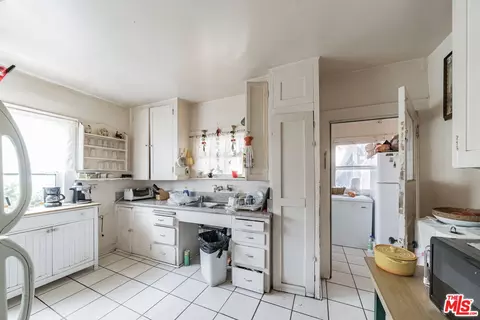 Kitchen - 1063 N Summit Ave, Pasadena, CA 91103 photo 2 of 2