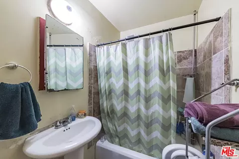 Bath - 1063 N Summit Ave, Pasadena, CA 91103 photo 1 of 2