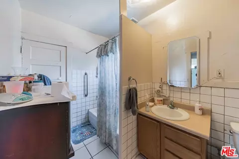 Bath - 1063 N Summit Ave, Pasadena, CA 91103 photo 2 of 2
