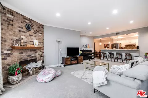 4401 Moorpark Way #203, Toluca Lake, CA 91602