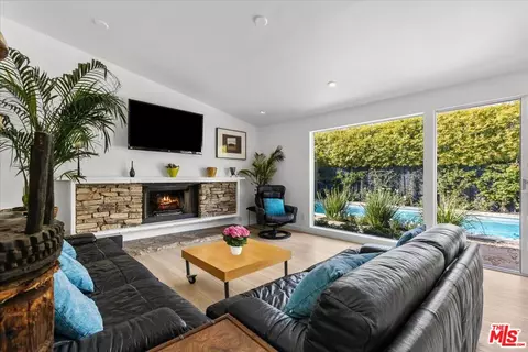 22307 Hartland St, Canoga Park, CA 91303
