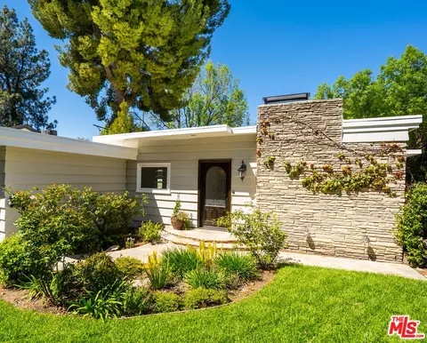 22125 Avenue Morelos, Woodland Hills, CA 91364