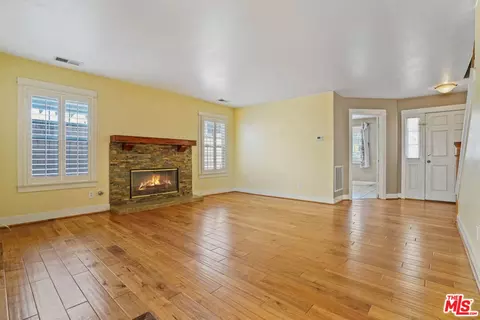 Living - 1127 Shady Ln, Fillmore, CA 93015 photo 2 of 4