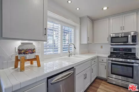Kitchen - 1127 Shady Ln, Fillmore, CA 93015 photo 2 of 4