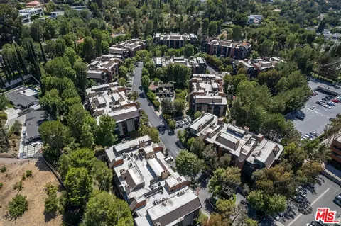 4720 Park Encino Ln #219, Encino, CA 91436