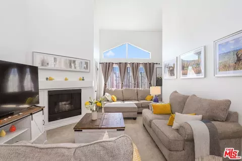 5530 Owensmouth Ave #321, Woodland Hills, CA 91367
