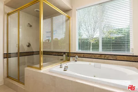 Bath - 612 Ranchito Rd, Monrovia, CA 91016 photo 3 of 5