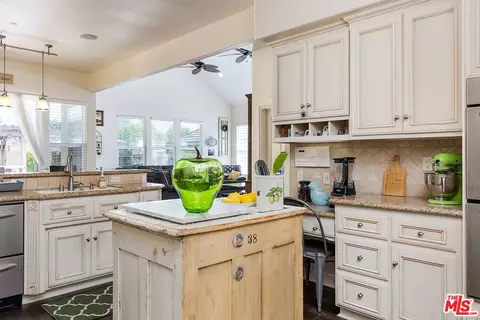 Kitchen - 612 Ranchito Rd, Monrovia, CA 91016 photo 3 of 4