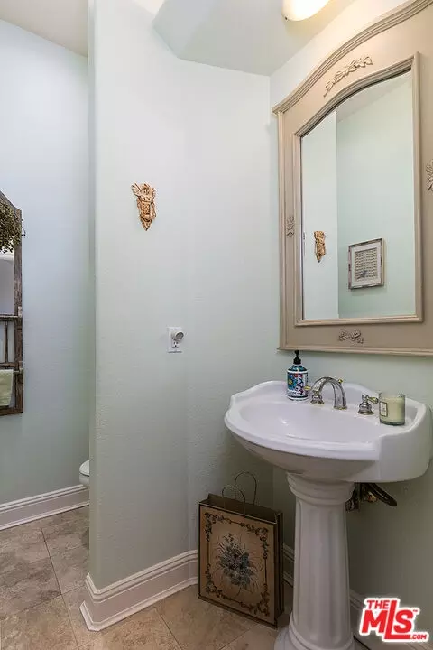 Bath - 612 Ranchito Rd, Monrovia, CA 91016 photo 1 of 5