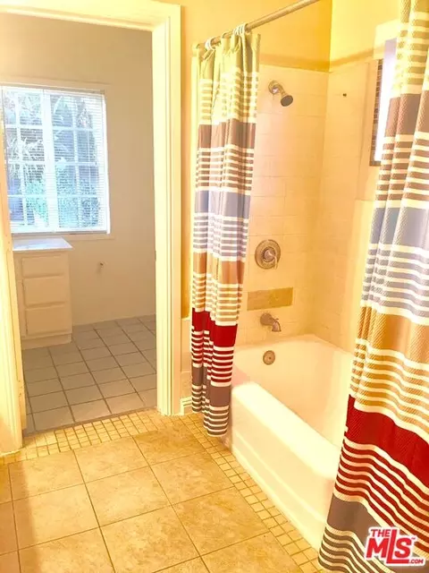 Bath - 823 W 131st St, Compton, CA 90222 photo 2 of 2