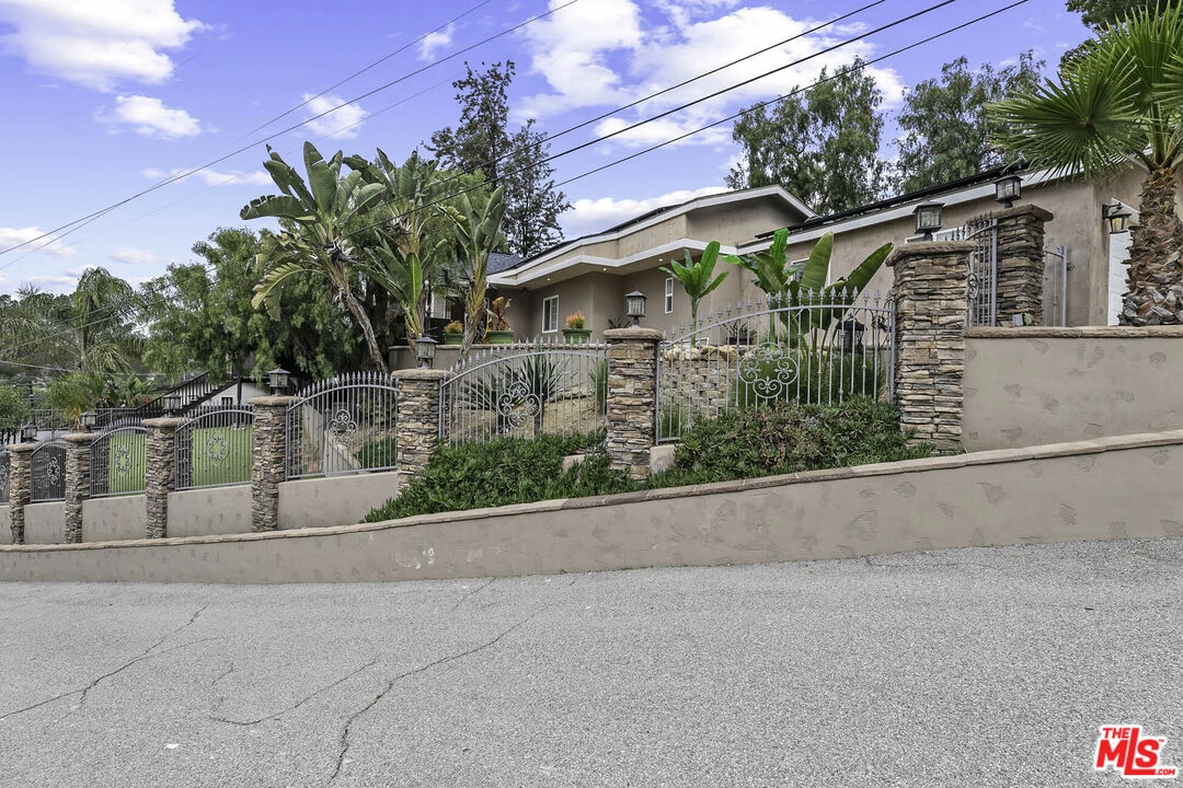 9918 Sunland Blvd  