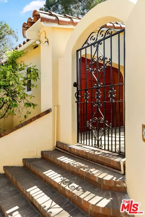 Entry Way - 1437 E Mountain St, Glendale, CA 91207 photo 2 of 4