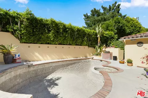 Exterior - 1437 E Mountain St, Glendale, CA 91207 photo 8 of 8