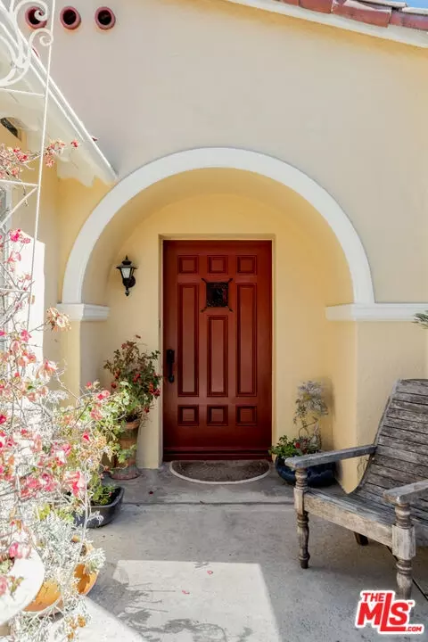 Entry Way - 1437 E Mountain St, Glendale, CA 91207 photo 3 of 4