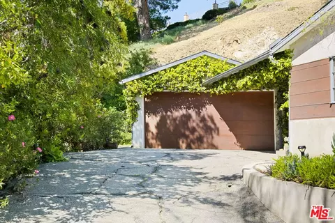 Exterior - 1035 Alcalde Dr, Glendale, CA 91207 photo 2 of 10