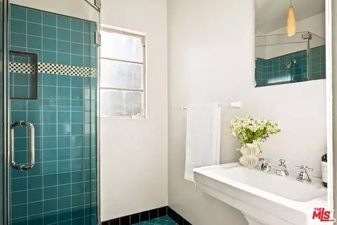 Bath - 1035 Alcalde Dr, Glendale, CA 91207 photo 4 of 5