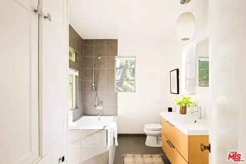 Bath - 1035 Alcalde Dr, Glendale, CA 91207 photo 1 of 5
