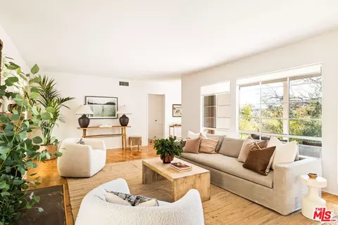 Living - 1035 Alcalde Dr, Glendale, CA 91207 photo 4 of 7